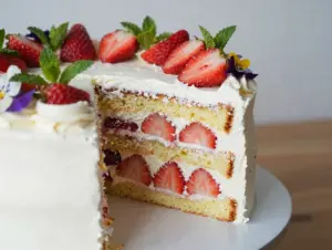 Read more about the article 9 Strawberry Cake Design Ideas That Are Beautiful Enough to Replace Any Bakery Order